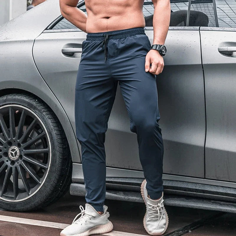 Those Men Sport Trousers with Pockets are perfect for running and workouts! They're quick-drying, so you can stay comfortable during your training sessions. With the added convenience of pockets, these high-quality fitness bottoms are a great choice for y