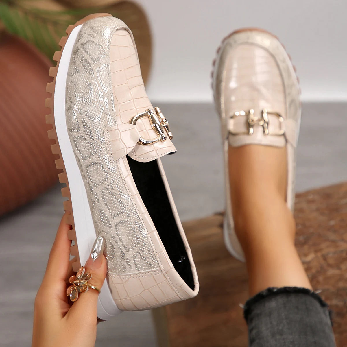 2024 Women Flat Cloth Stylish Light Durable Breathable Casual Shoes Slip-On Trend Classic Spring Women Metal Decoration Sneakers